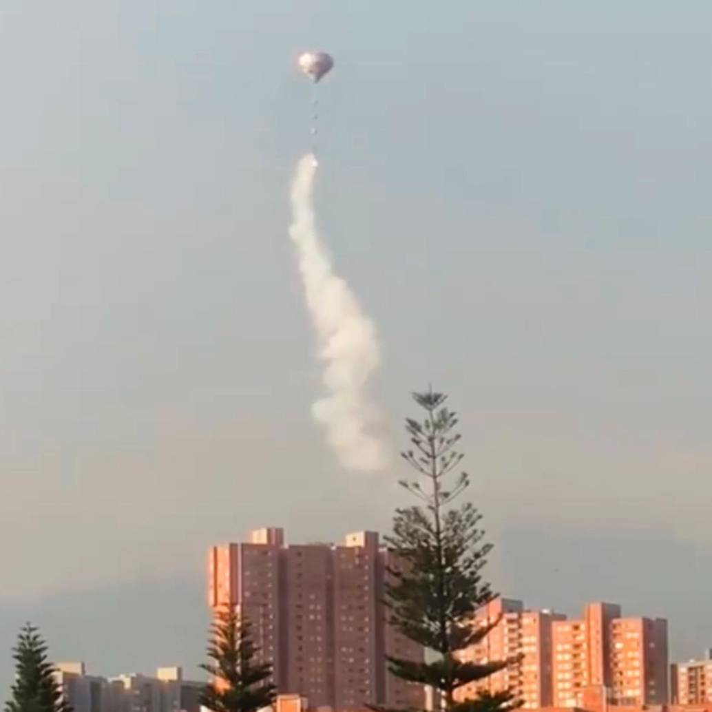 Uno de los globos lanzados en el sur de Medellín con pólvora que detona cuando se alzan. FOTO imagen tomada de redes sociales.