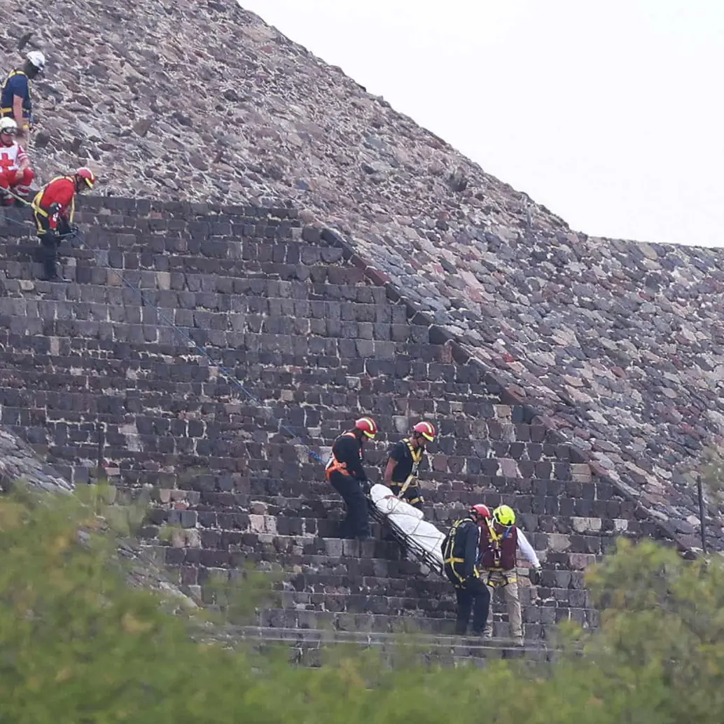 Autoridades investigan el tiroteo en la Pirámide de la Luna, en Teotihuacán, donde murieron y resultaron heridos varios turistas, incluidos colombianos. FOTO: AFP. 