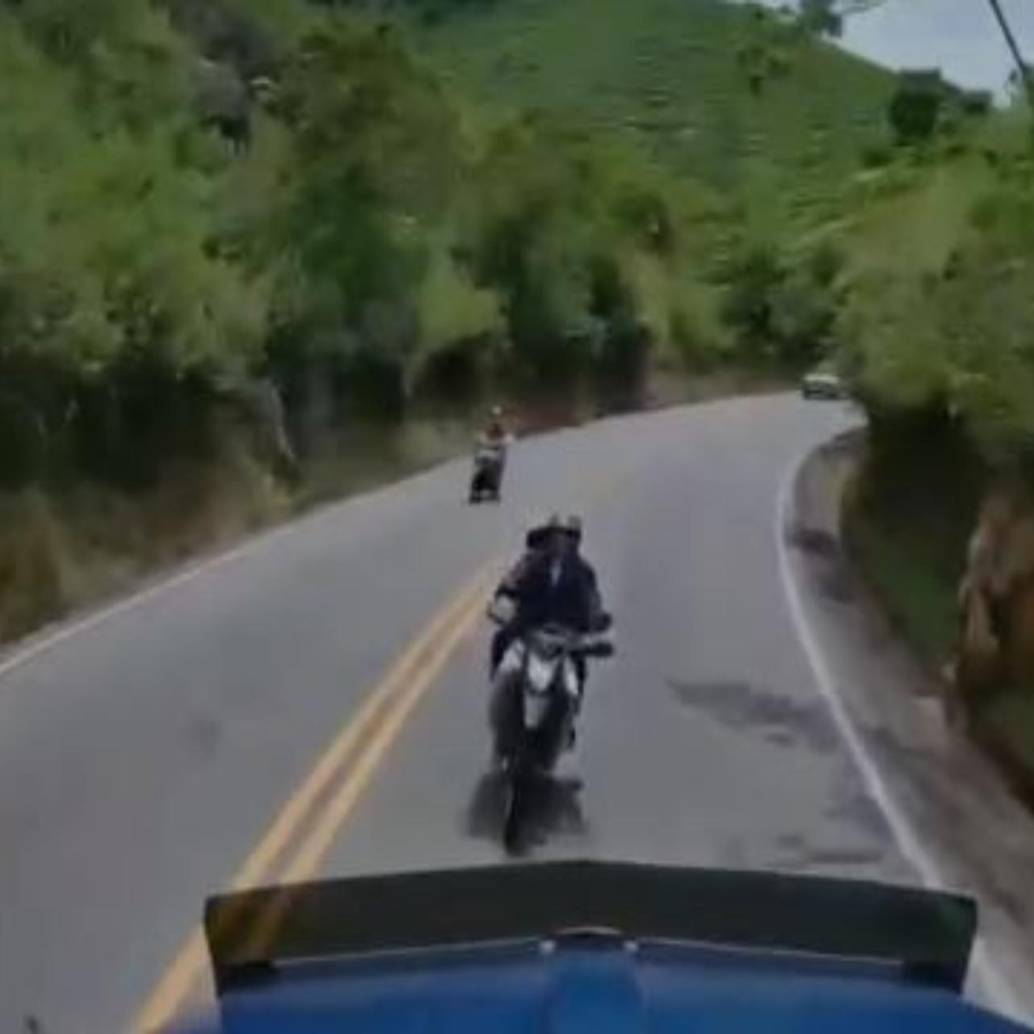 Aunque el suceso quedó grabado en cámaras de seguridad del tractocamión, el caso es materia de investigación por parte de las autoridades de tránsito. FOTO: Cortesía Denuncias Antioquia.