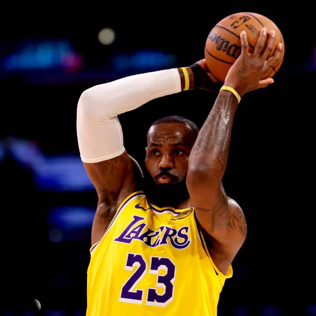 LeBron James sale del top 10 de jugadores con mejor salario de la NBA. Foto: GETTY.