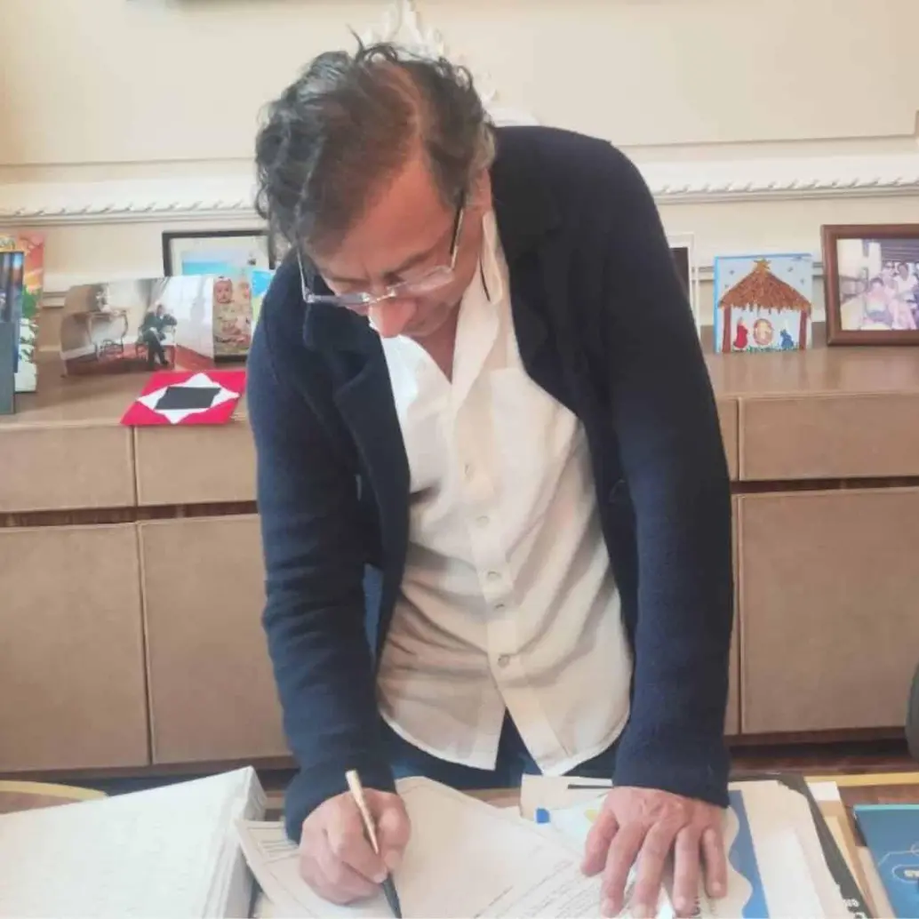 El primer mandatario acompañó el anuncio de la firma de la consulta popular por decreto con una imagen de la “bandera a muerte” que utilizaba el Libertador Simón Bolívar. FOTO: RED SOCIAL X