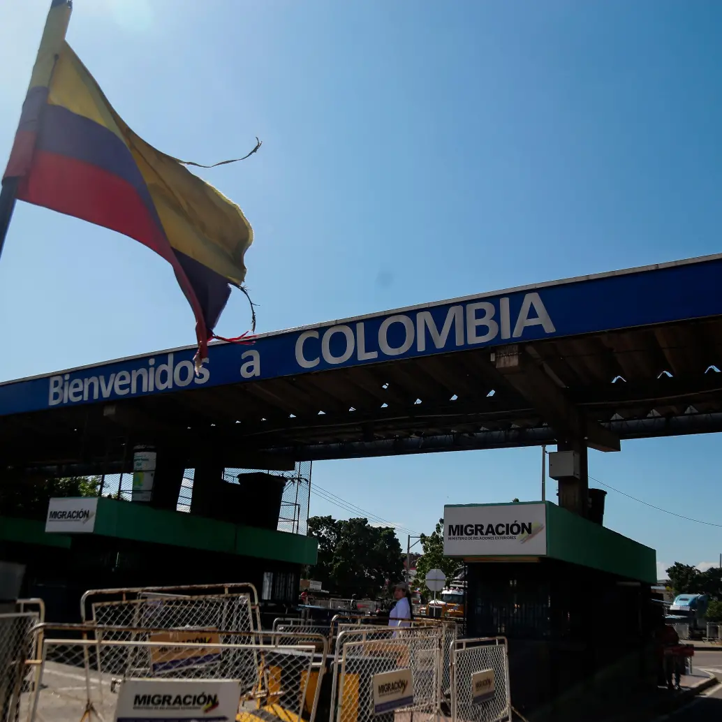 La detención habría ocurrido cuando los firmantes de paz cruzaron la frontera por el puente José Antonio Paez en Arauca. FOTO COLPRENSA