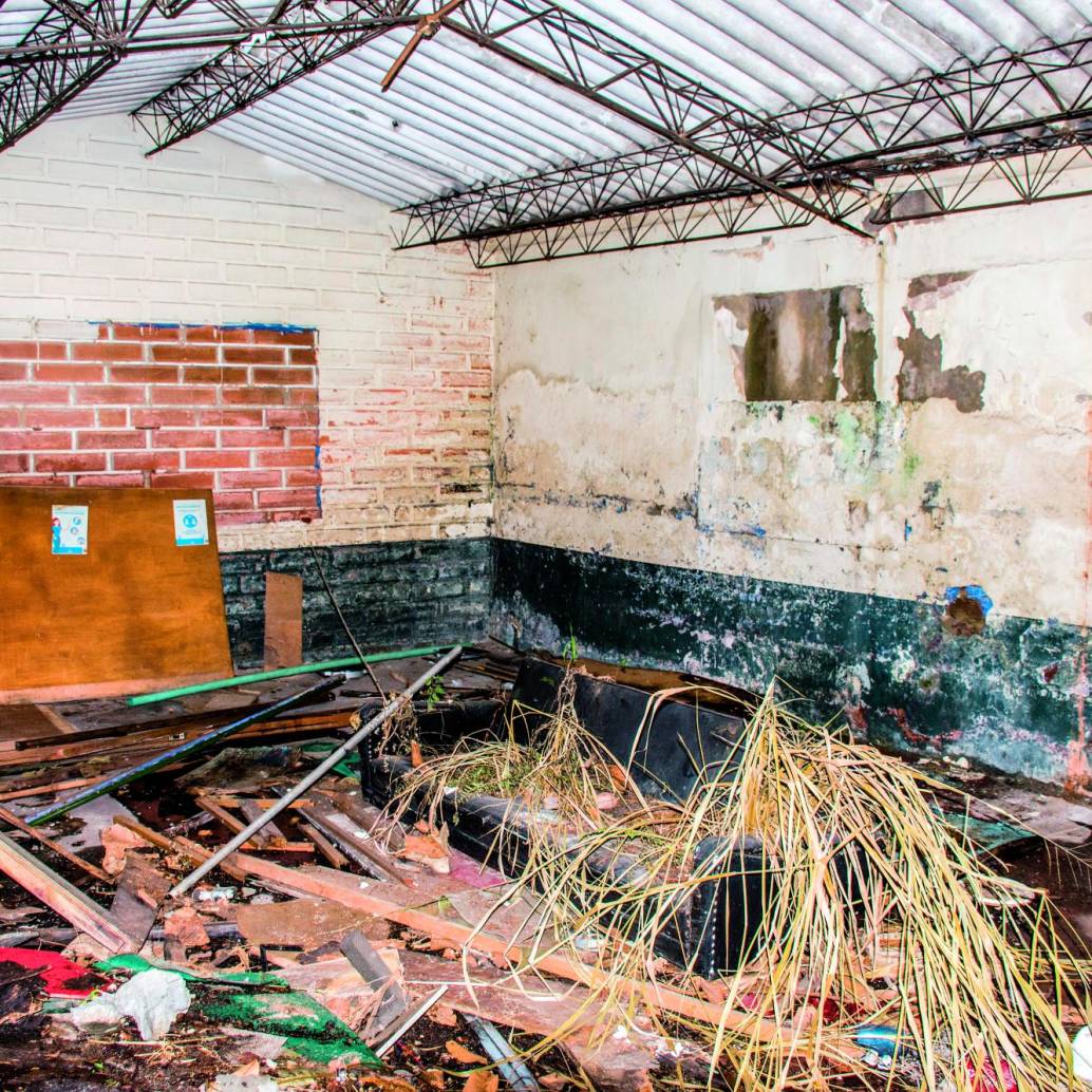 Las aulas de la I. E. Conrado González terminaron convertidas en un acopio de basura, humedades y escombros, que afectaron a estudiantes y profesores. FOTO: Jaime Pérez 