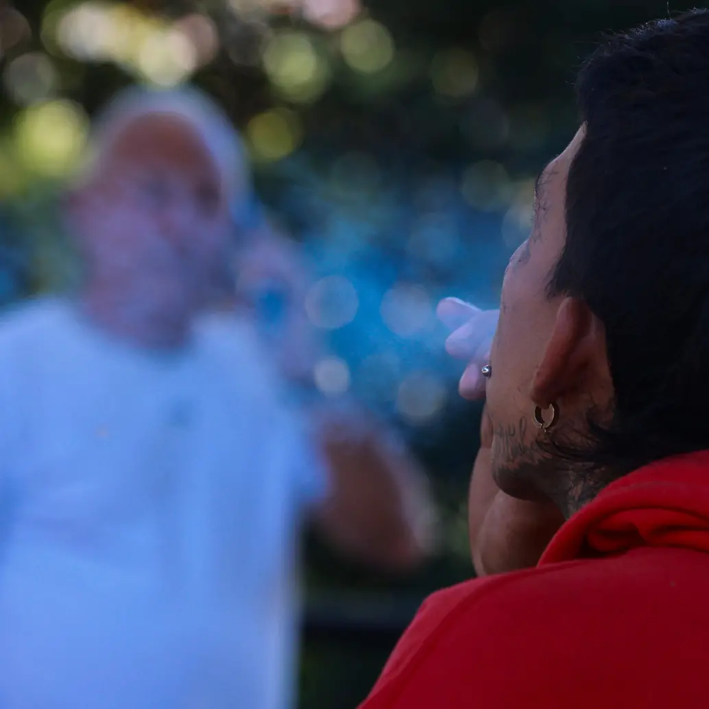 En Medellín el consumo de alcohol está en un 77%. Le sigue el de tabaco, cannabis y crece el vapeador (8.9%). Con campañas en colegios, escuchaderos y operativos, quieren revertir estas cifras. Foto: Manuel Saldarriaga.