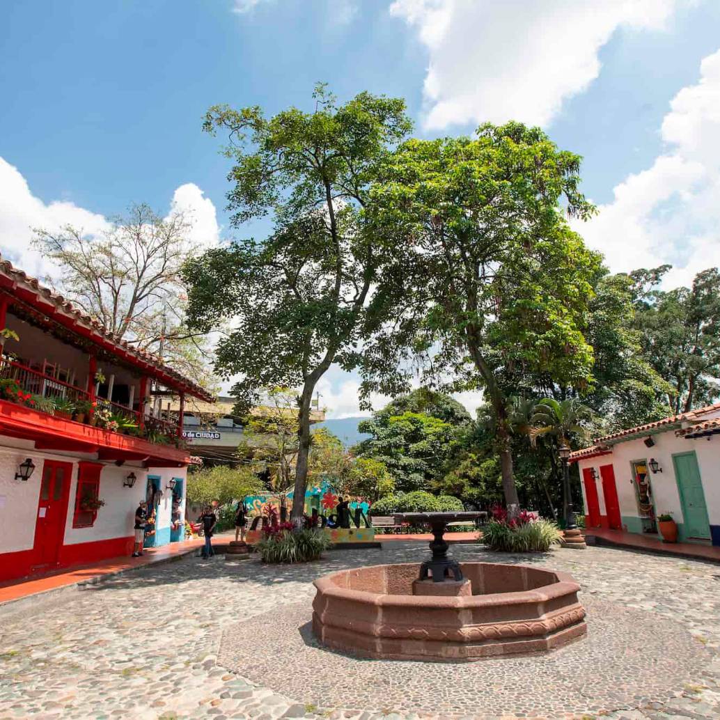 El Pueblito Paisa está ubicado en lo alto del cerro Nutibara, uno de los cerros tutelares de Medellín. FOTO Esneyder Gutiérrez