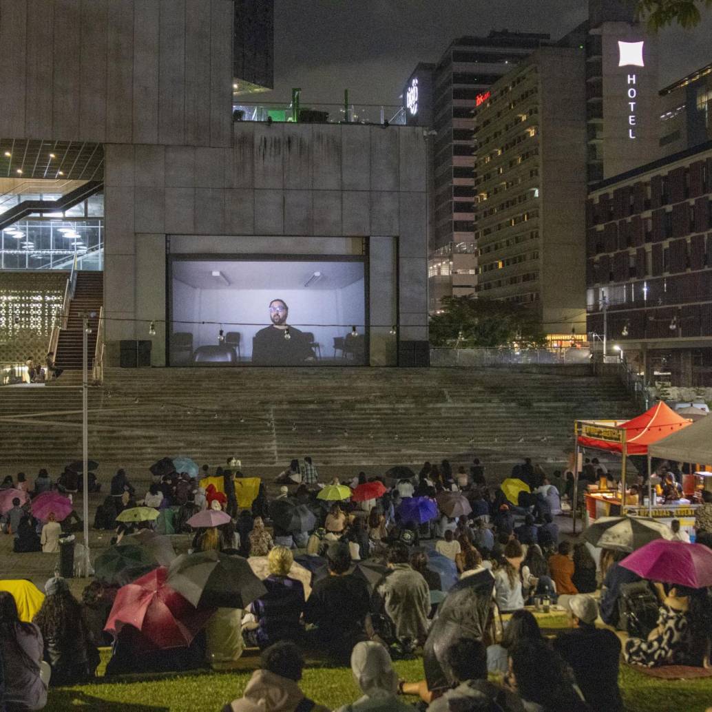 Noche de cine en las afueras del Museo de Arte Moderno de Medellín. FOTO: Cortesía