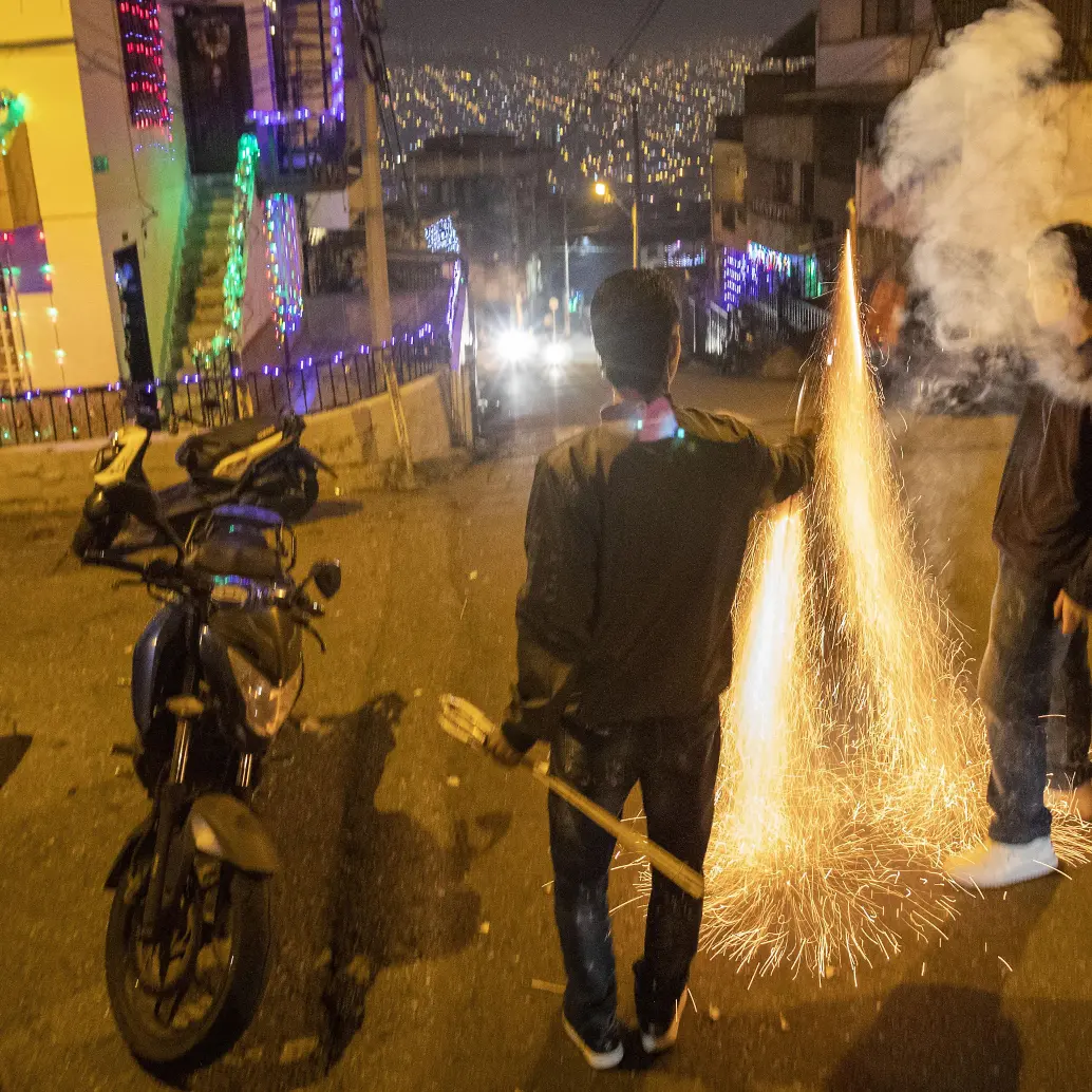 La pólvora está prohibida en Medellín no solo por los daños que puede ocasionar a quienes la manipulan, sino a terceros. Foto: Edwin Bustamante. Archivo El Colombiano