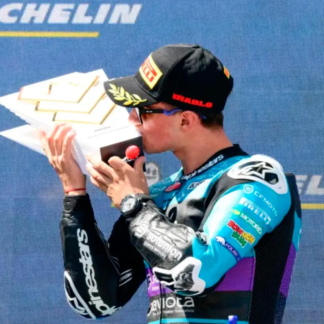 David Alonso, de 19 años, es uno de los pilotos con mayor proyección en el motociclismo internacional. FOTO: 