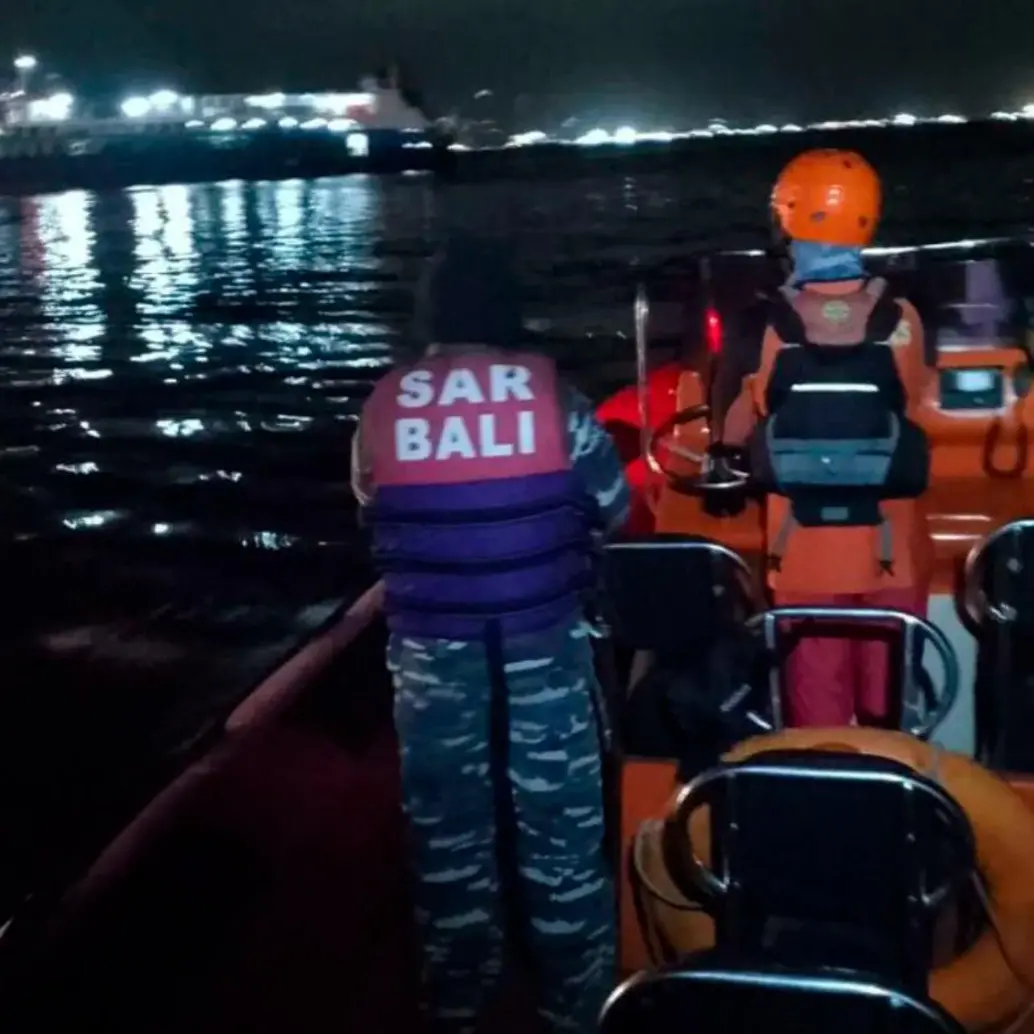 El<b> </b>ferri se hundió apenas 25 minutos después de zarpar de una localidad cercana a la isla de Java, en dirección al puerto de Bali. FOTO: Captura de video