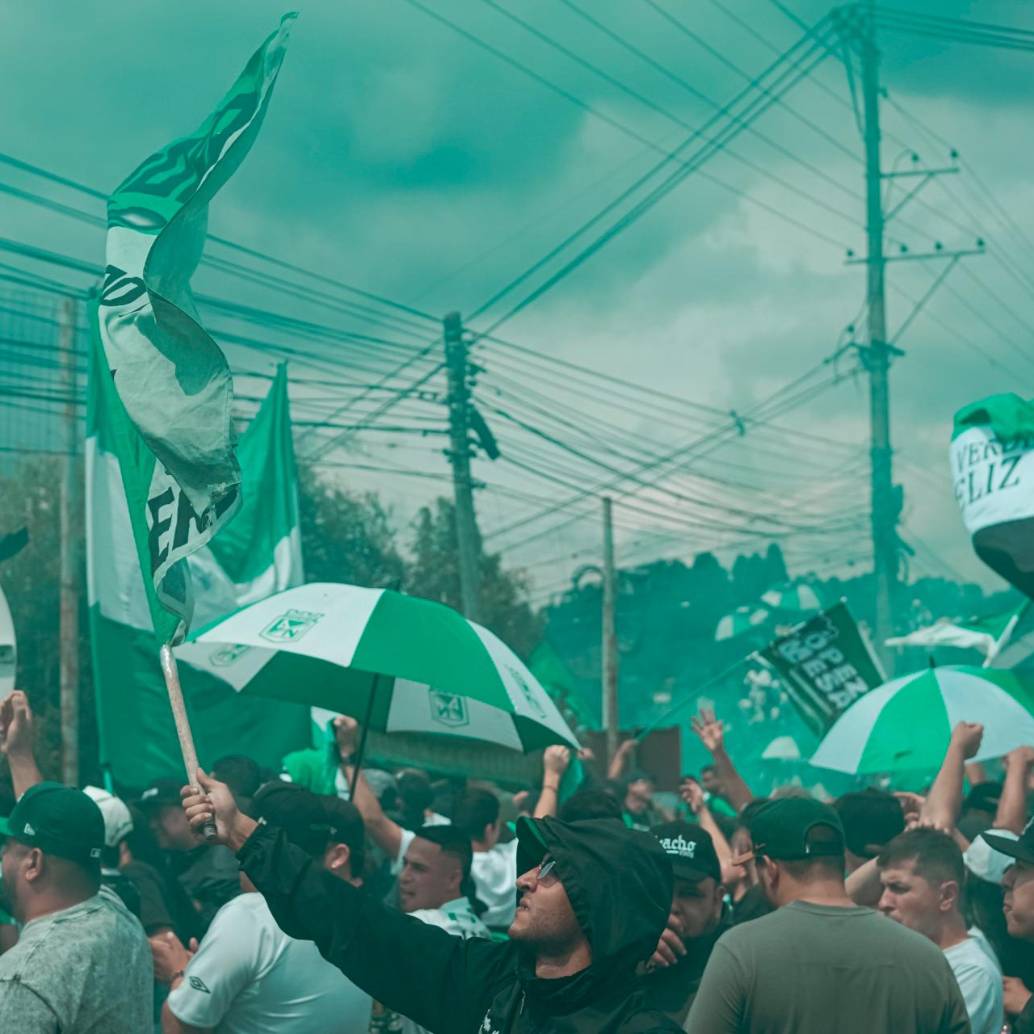 Los aficionados del cuadro verde se instalaron sobre la autopista Medellín-Bogotá, para cantarle a sus jugadores en la sede de Guarne. Foto: tomada del x de @nacionaloficial