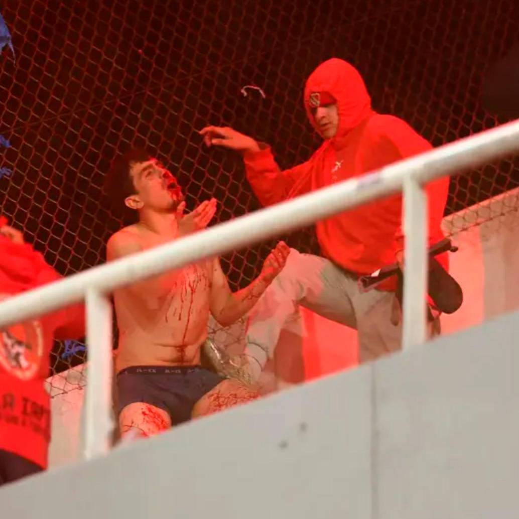 Dos hinchas de nacionalidad chilena permanecen en estado grave tras los actos de violencia en el estadio Libertadores de América. FOTO: AFP
