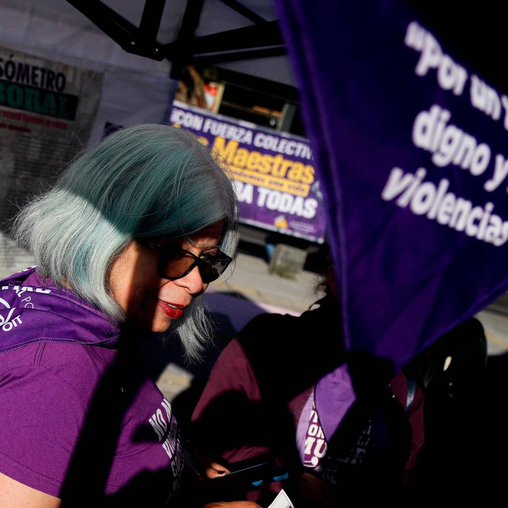 Mujeres en Colombia reportan un aumento del acoso telefónico mediante llamadas y mensajes no solicitados, según un estudio reciente de Truecaller. FOTO Colprensa