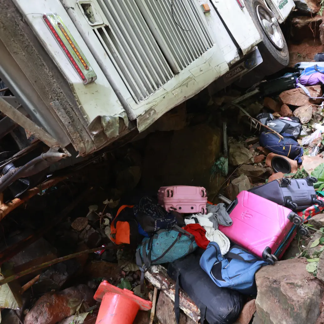 Descripción: Una grave emergencia vial se registró en la madrugada de este domingo en el Nordeste de Antioquia, luego de que un bus que transportaba a jóvenes egresados del Liceo Antioqueño de Bello se precipitara por un barranco, dejando un saldo preliminar de 17 personas fallecidas y al menos 20 heridas. Fecha de evento: 13/12/2025. Foto: Manuel Saldarriaga Quintero.