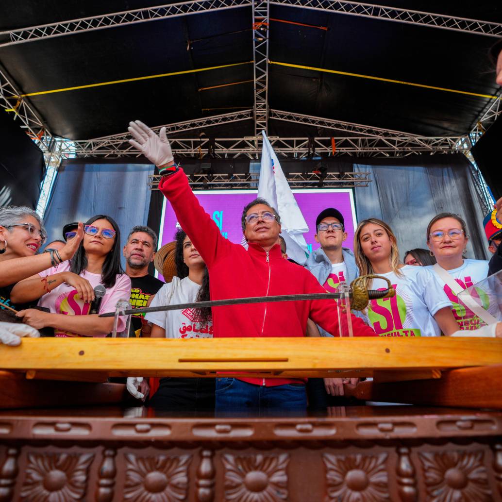 Cuando radicó la fallida consulta, Petro desenvainó la espada de Simón Bolívar y antepuso la bandera “de la guerra a muerte” del Libertador. Ahora su ofensiva incluye huelgas y paro nacional. FOTO<b><span class="mln_uppercase_mln"> PRESIDENCIA</span></b>