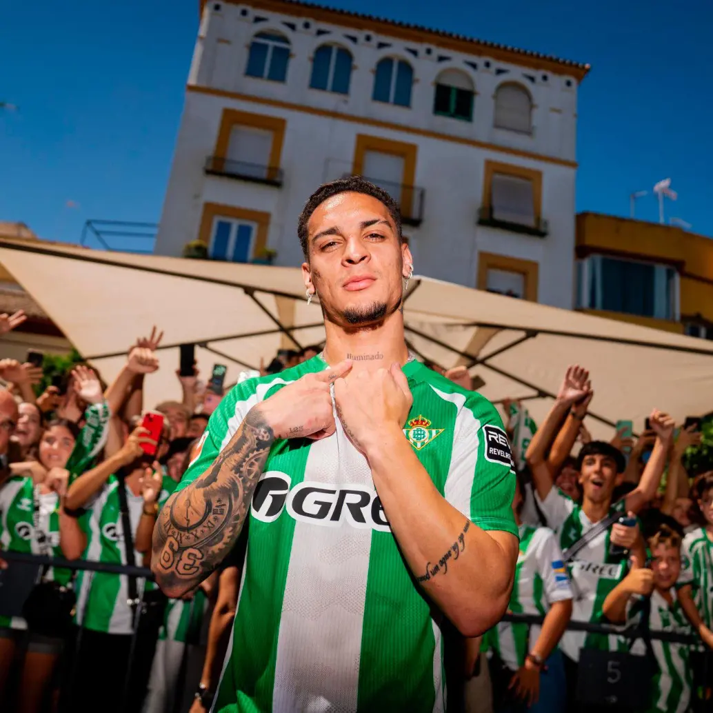 Recibimiento de los hinchas a Antony durante la presentación oficial. Foto: Tomada de redes @RealBetis