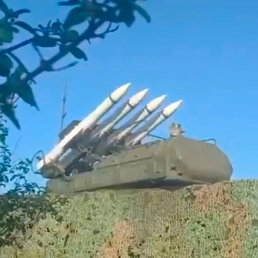 Parte del video en el que se observa un camión militar venezolano transportando y posicionando cuatro misiles antiaéreos. FOTO: Captura de video
