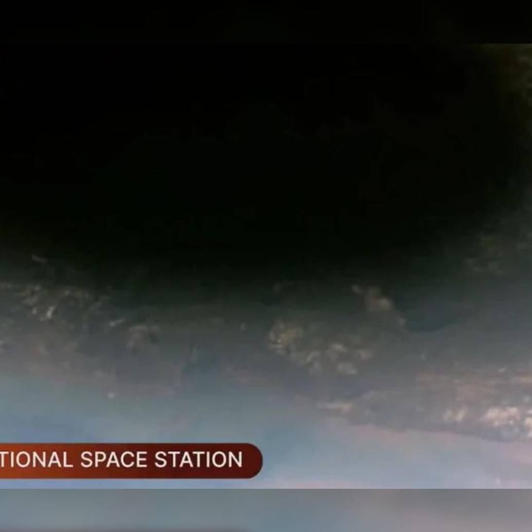 Esta fue la vista del eclipse solar que tuvieron los astronautas desde el espacio. FOTO transmisión nasa.gov