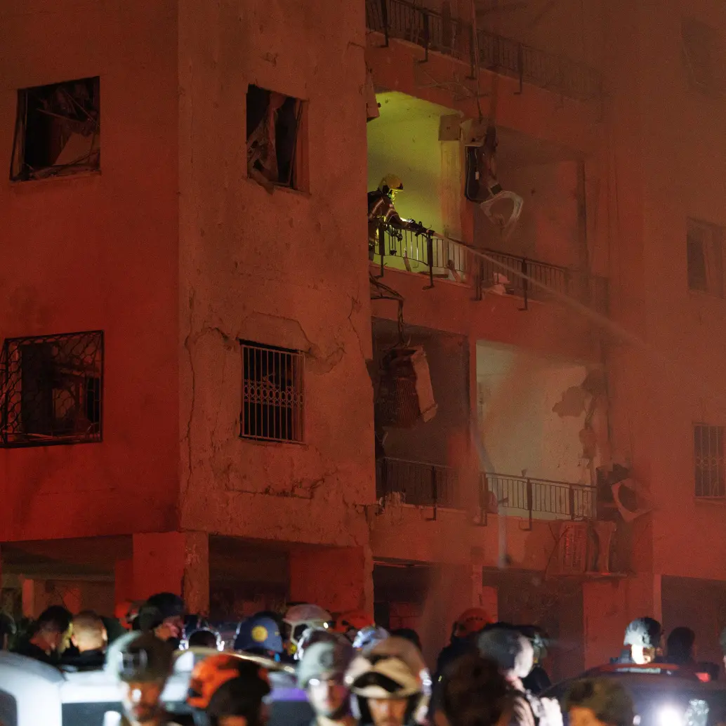  Fuerzas de seguridad y rescate israelíes trabajando en el sitio de un ataque con misiles iraníes, en Haifa, en el norte de Israel. Irán lanzó un nuevo ataque aéreo contra Israel el domingo por la noche, lo que causó heridas a por lo menos dos personas e incendios, dijeron autoridades israelíes. Imagen de Agencia Xinhua.