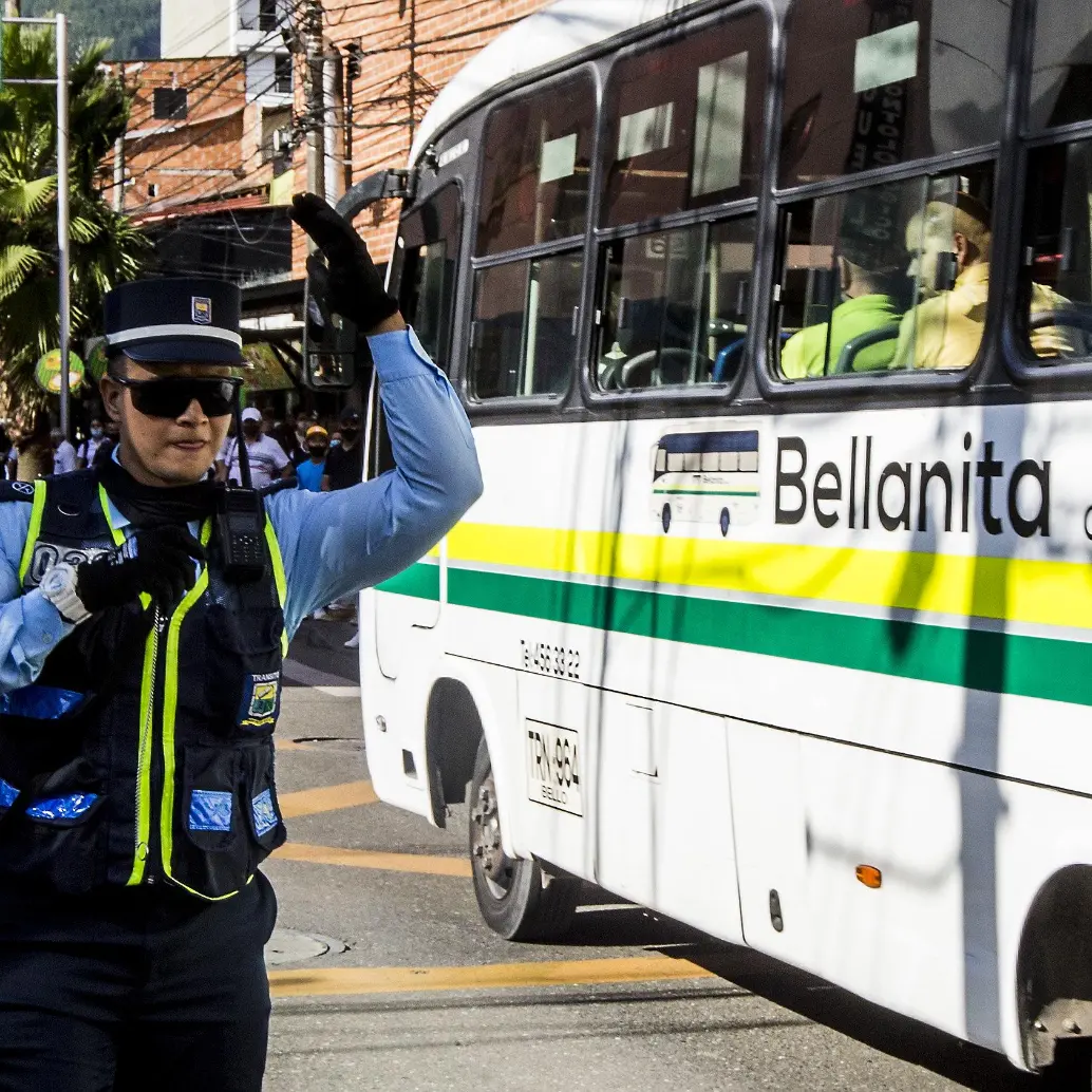 Imagen de referencia de un agente de tránsito laborando en el municipio de Bello. Foto: Julio César Herrera E.