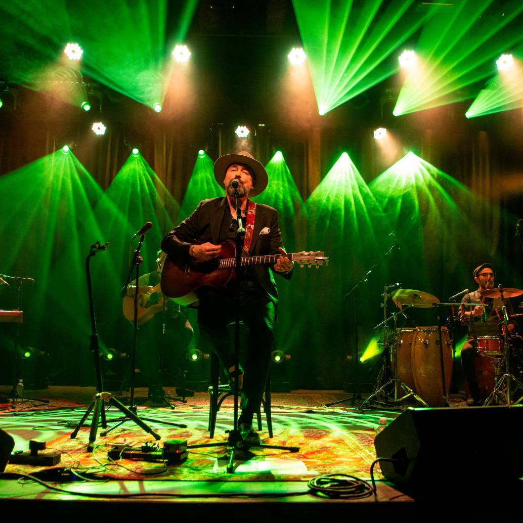Santiago Cruz viene de gira por varias ciudades de América Latina, aquí en Buenos Aires. FOTO Cortesía Denis Henry