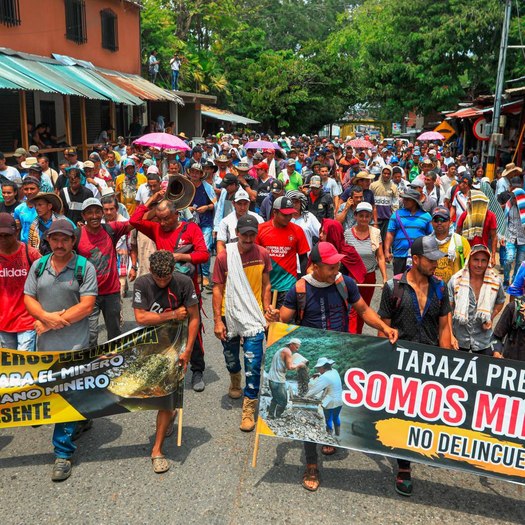 Los mineros del Nordeste antioqueño realizan bloqueos en Porce desde el pasado lunes festivo para exigir por su formalización. FOTO: MANUEL SALDARRIAGA