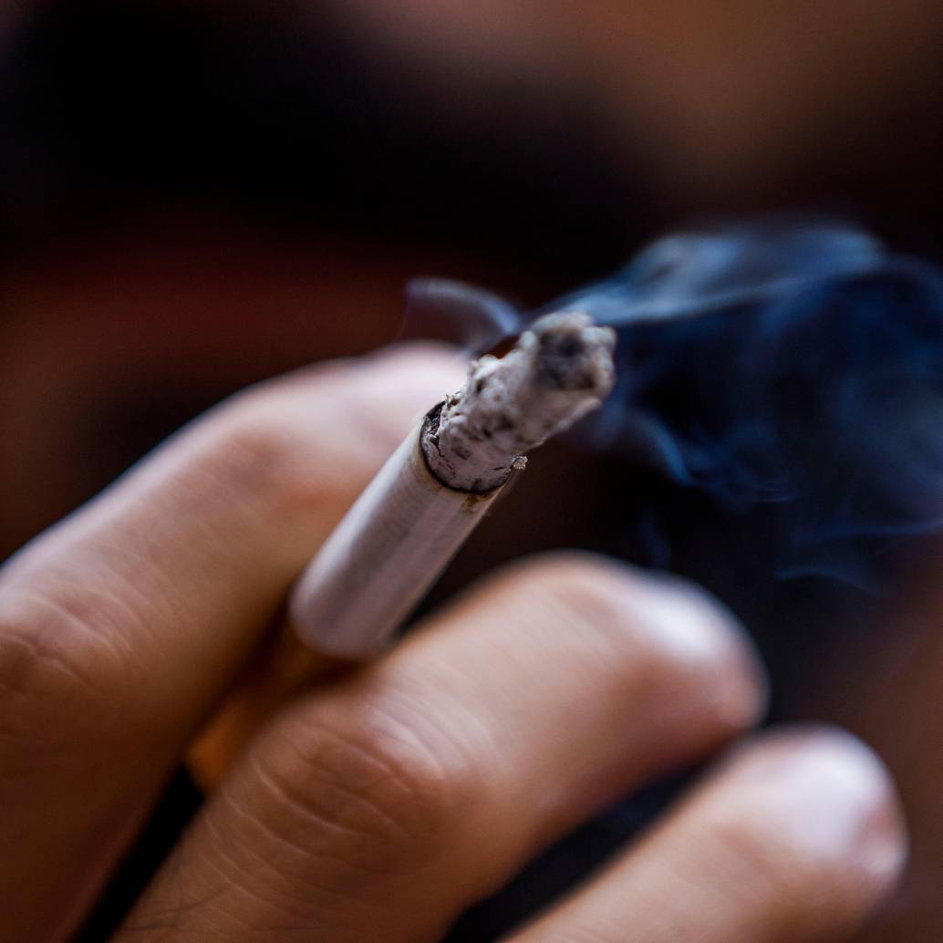 Dejar de fumar, aún en edades avanzadas, reduce significativamente la velocidad del declive cognitivo. Foto Julio César Herrera. 