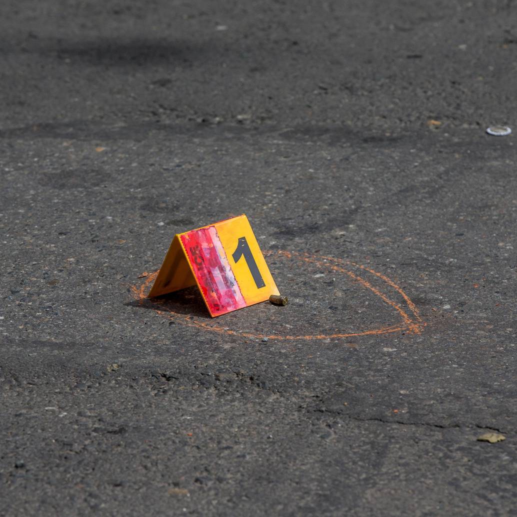 El ataque sicarial dejó dos víctimas, un hombre de 60 años y una niña de 7 años que fue alcanzada por una bala perdida. Foto El Colombiano. 