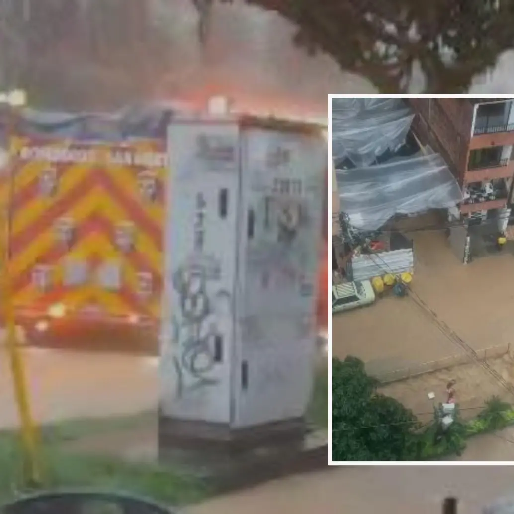 Adelante, uno de los sectores urbanos inundados. Atrás, carro de bomberos intentando avanzar en medio de la inundación. FOTO: Cortesía Denuncias Antioquia