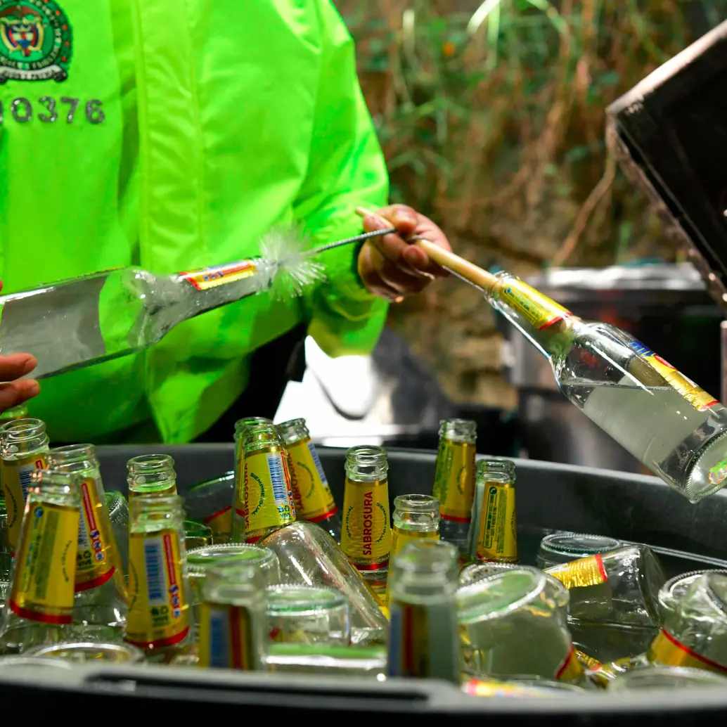 Las autoridades, además, encontraron 13.600 botellas vacías de cerveza, muchas veces recolectadas en las calles, a las cuales las iban a llenar con este licor producido irregularmente. FOTO: CORTESÍA POLICÍA METRPOLITANA