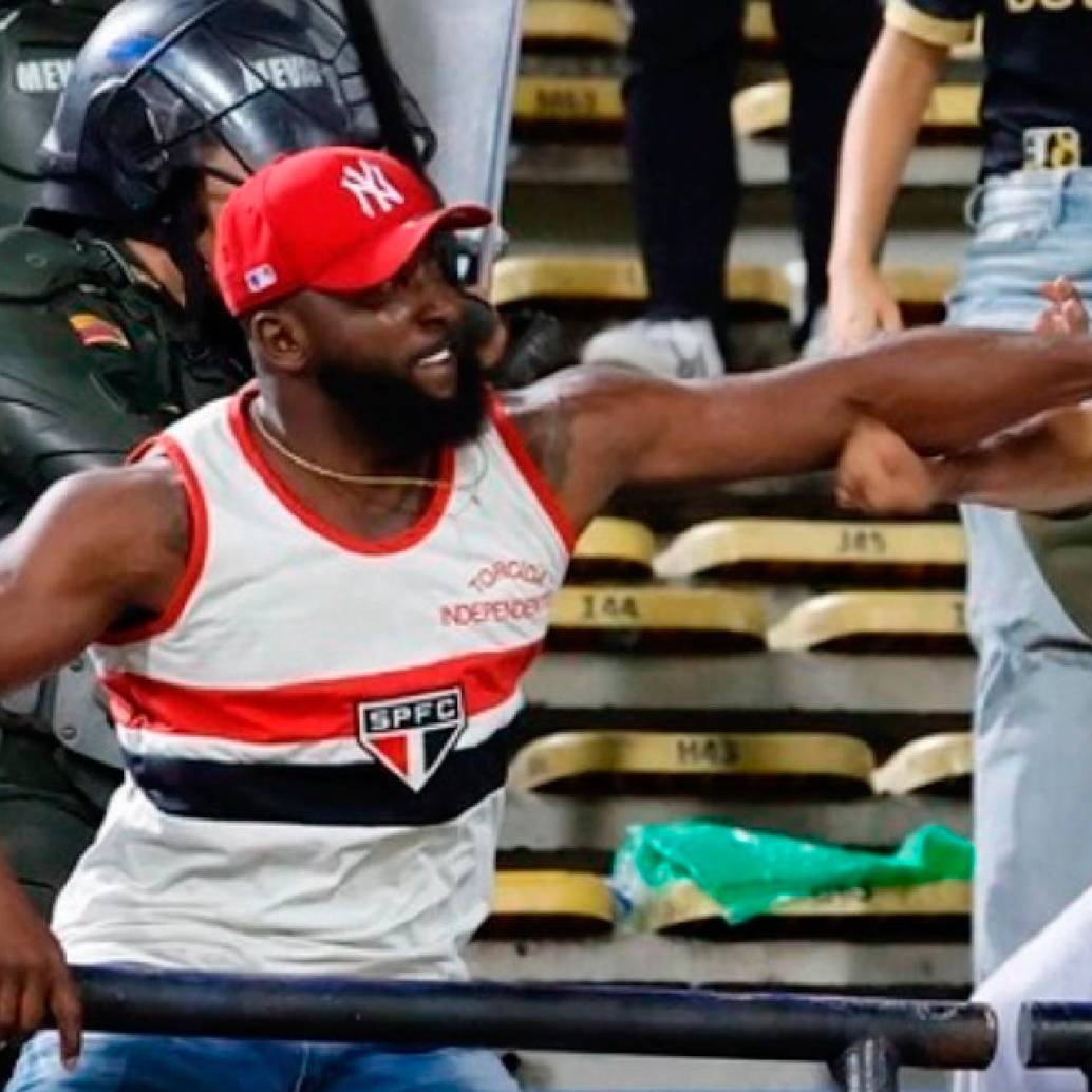 Allan Aquino de Souza, el hincha brasileño por que habrían comenzando los desmanes en el Atanasio este martes tras el juego Nacional-Sao Paulo. FOTO X-@ManuelVillaMe