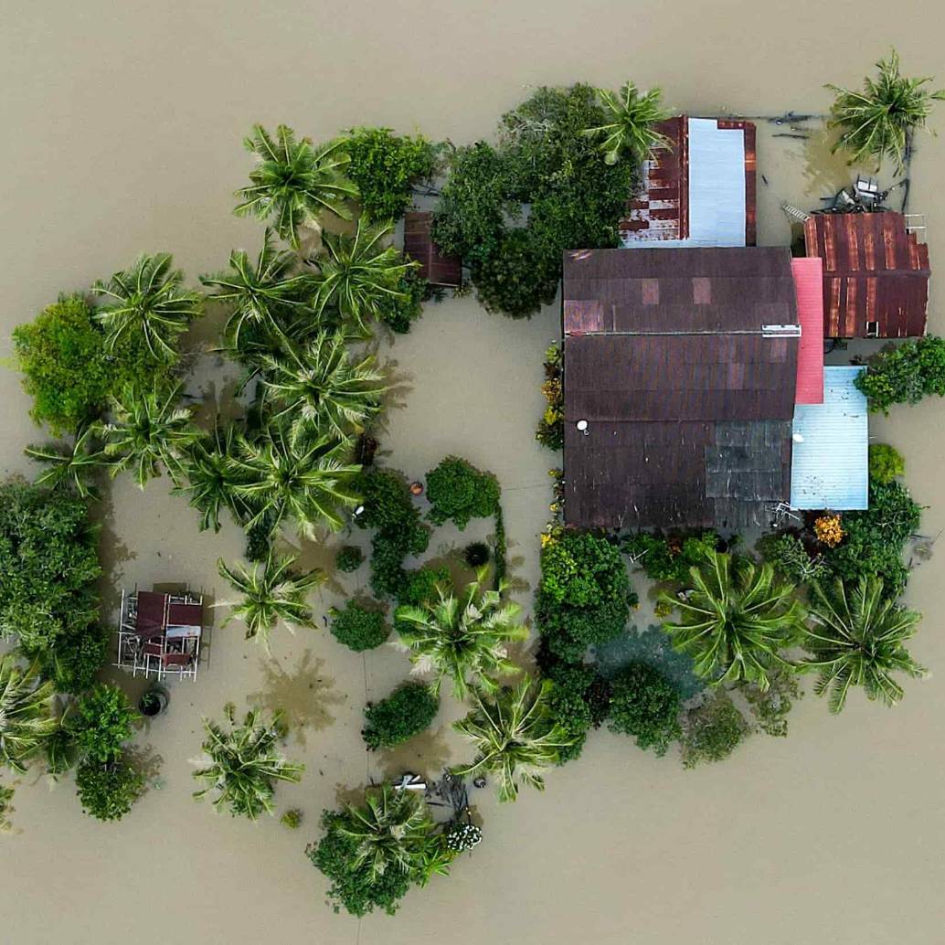 Equipos de rescate trasladan a sobrevivientes entre calles inundadas en el sur de Asia. FOTO: AFP. 