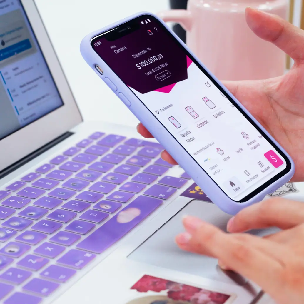 Enviar plata desde el celular ya es parte del día a día. Entre 2021 y 2025, el uso de internet y aplicaciones móviles pasó del 35,7 % al 66,6 % de las operaciones del sistema financiero, lo que también ha traído diferentes situaciones, como errores al enviar plata. FOTO: Nequi