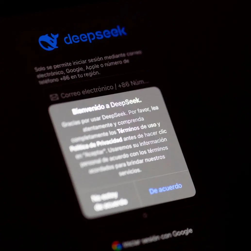 DeepSeek es un asistente de Inteligencia Artificial (IA) generativa bajo una modalidad de uso gratuito. Además de responder preguntas en un formato conversacional, puede navegar por la web para ofrecer respuestas actualizadas. FOTO: Europa Press