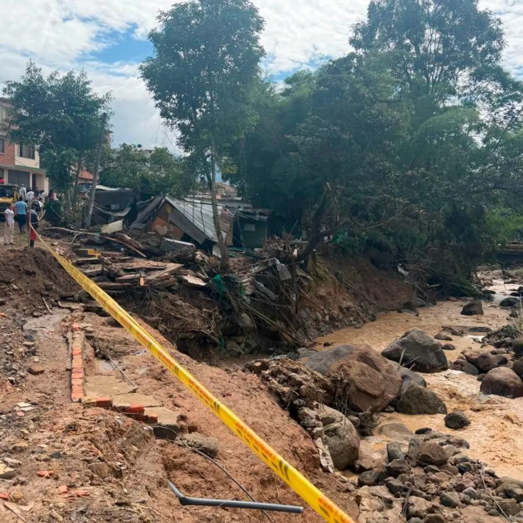 La creciente súbita de la quebrada Yayata<b> </b>causó daños en varias viviendas a su paso por el barrio La Esperanza y la vereda El Hato, del municipio de Silvania. FOTO: Tomada de X @RiesgosCundi