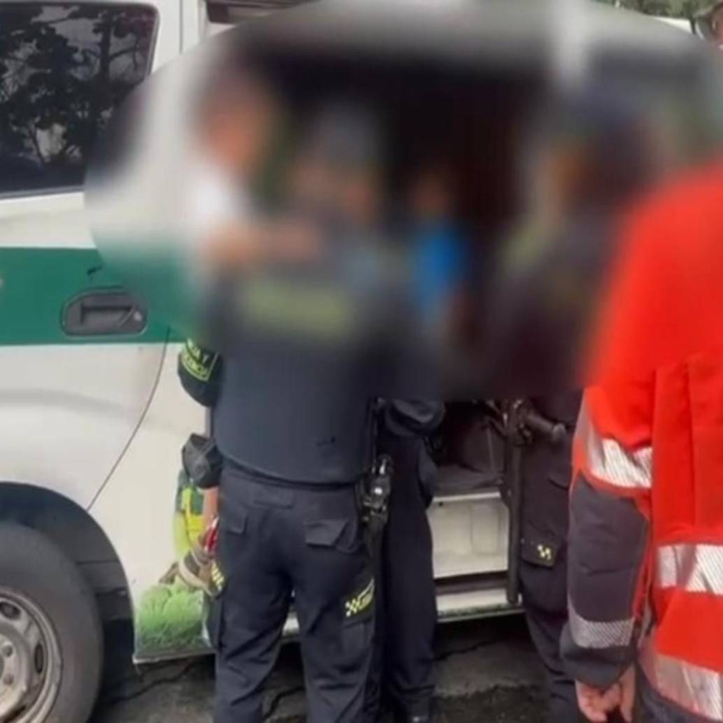 Momento en el que los tres menores son rescatados por la Policía de Infancia y Adolescencia. FOTO: Cortesía