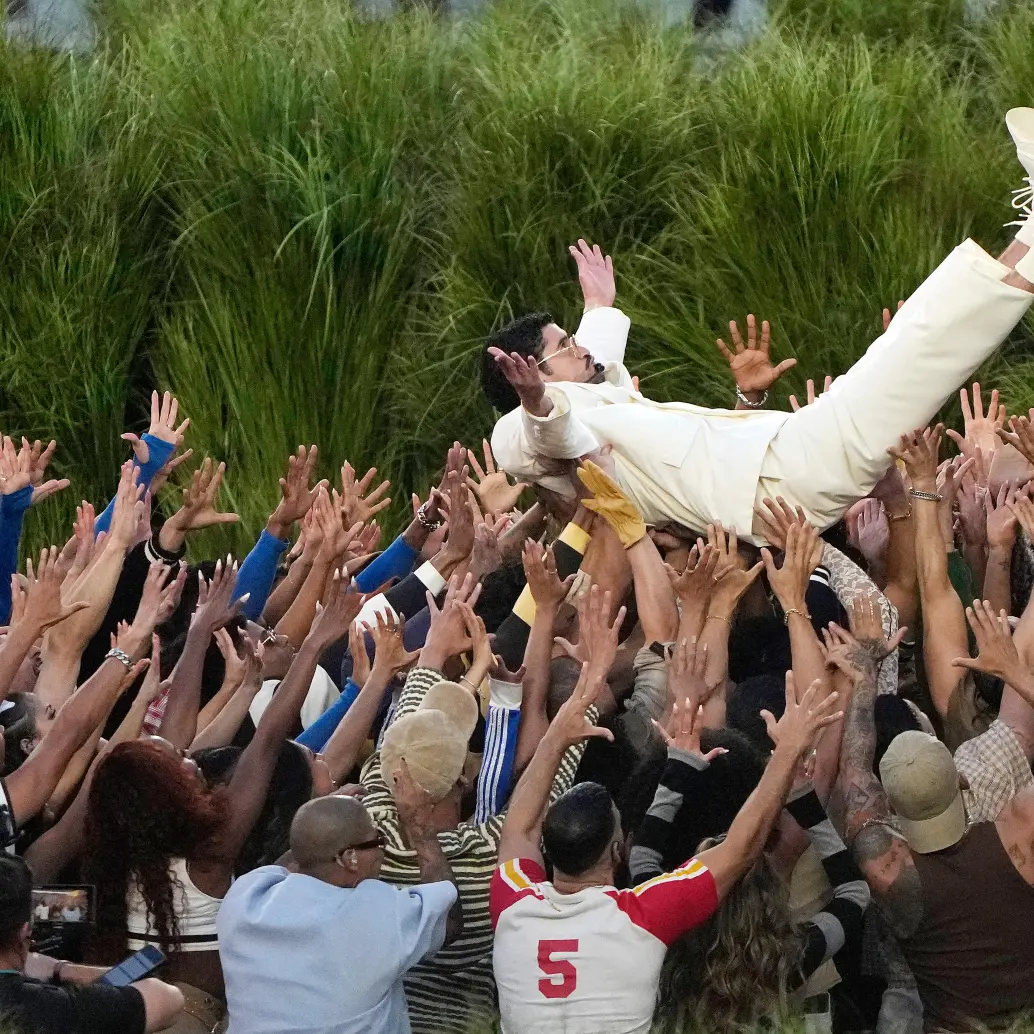 Bad Bunny en su presentación del medio tiempo del Super Bowl. Foto: Getty