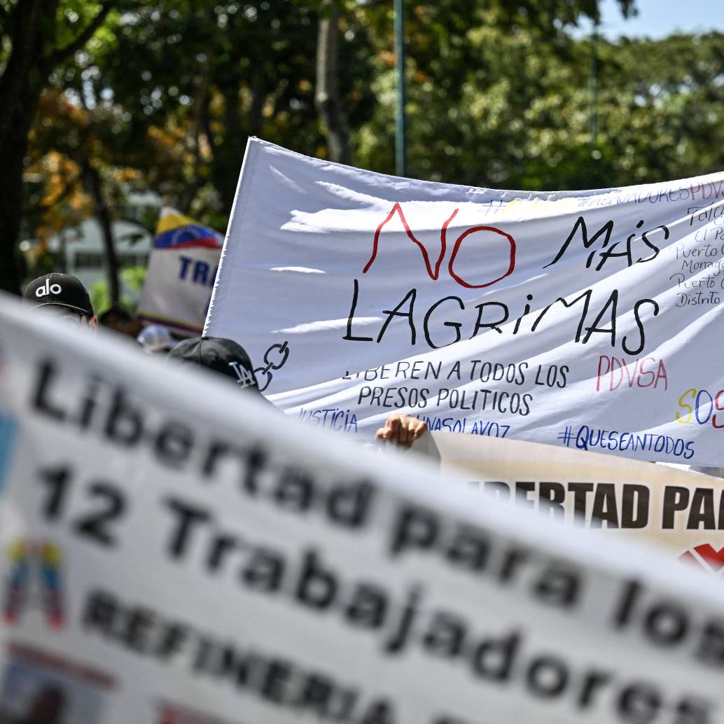 Estudiantes universitarios, sindicatos y familiares de presos políticos exigen una amnistía total durante una manifestación en Caracas, este 3 de febrero de 2026. La presidenta encargada de Venezuela, Delcy Rodríguez, anunció el pasado 30 de enero una propuesta de amnistía masiva en el país, siendo esta su reforma más importante desde el derrocamiento de Nicolás Maduro. (Photo by Juan BARRETO / AFP)