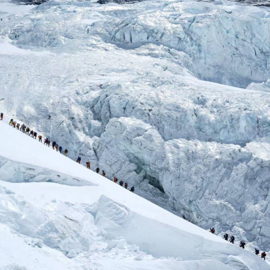 Más de 270 escaladores en un día en el Everest por el lado de Nepal. Foto: redes sociales