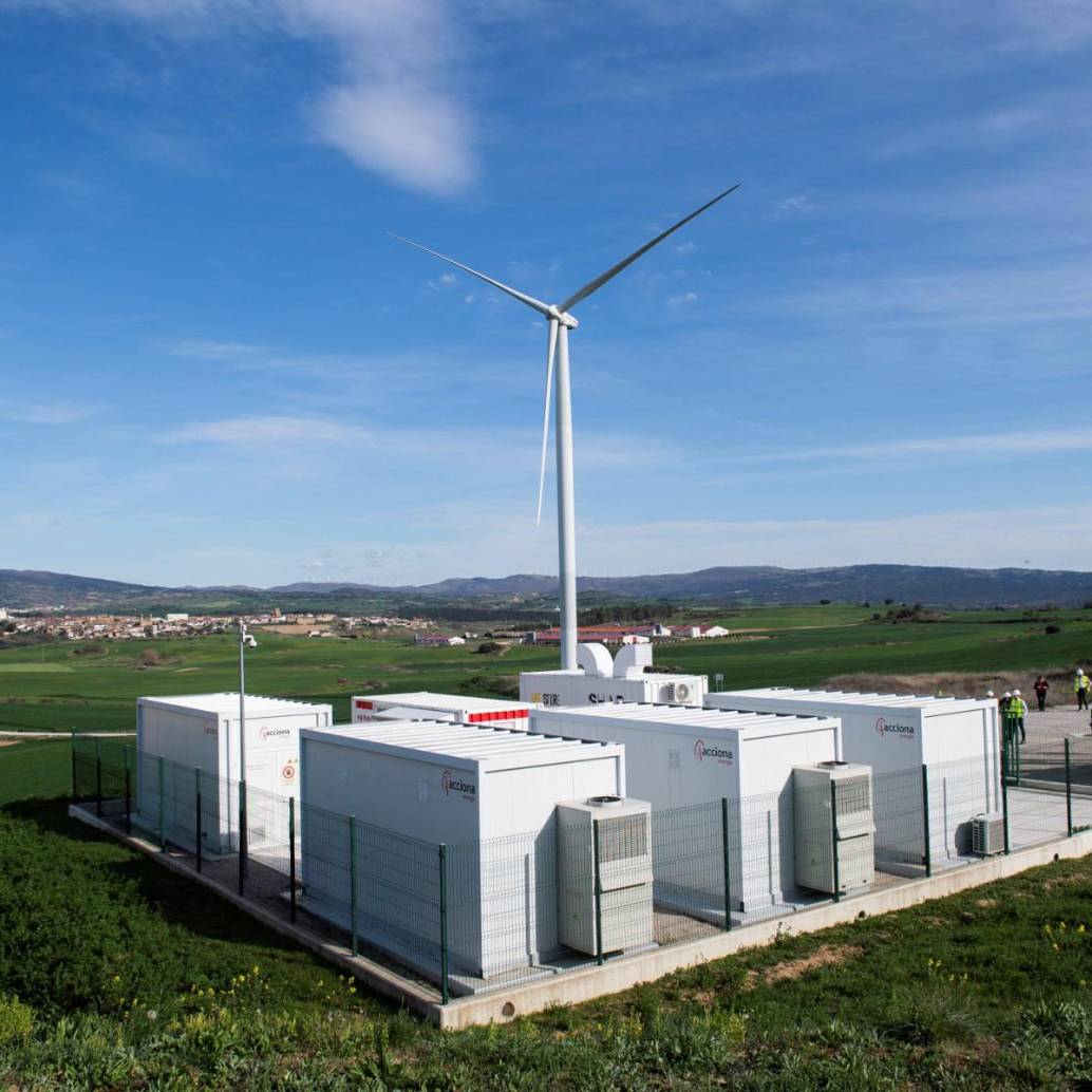 Hoy, un contenedor estándar de seis metros puede suministrar de 5 a 6 MWh, y ya hay modelos de 10 MWh, suficientes para alimentar a 30.000 hogares durante una hora. FOTO: AFP.