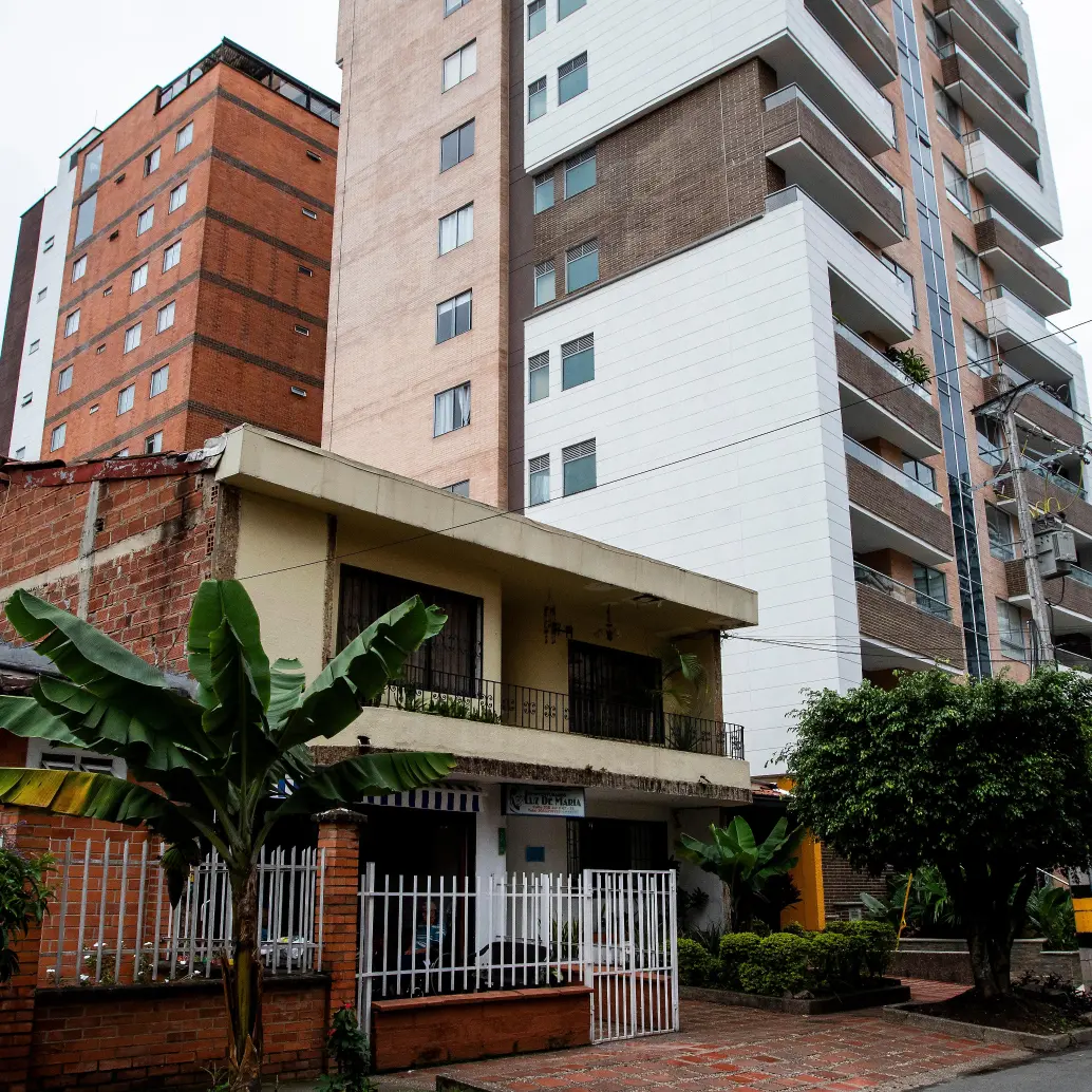 Este es el edificio construido por la firma de la familia de Aníbal Gaviria que está en pleito con varios de sus vecinos. FOTO: JULIO HERRERA