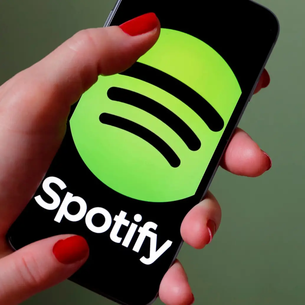 Spotify recibió dos demandas en noviembre de 2025: una por presunto fraude y otra por presunto soborno. FOTO: Getty