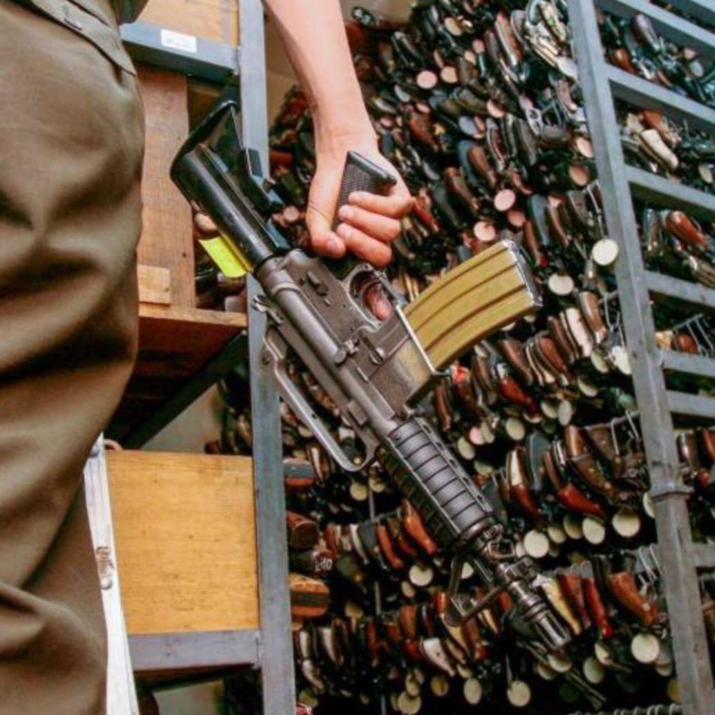 El funcionario habría ingresado fuera del turno laboral para manipular el inventario de armas. Foto: EL COLOMBIANO.