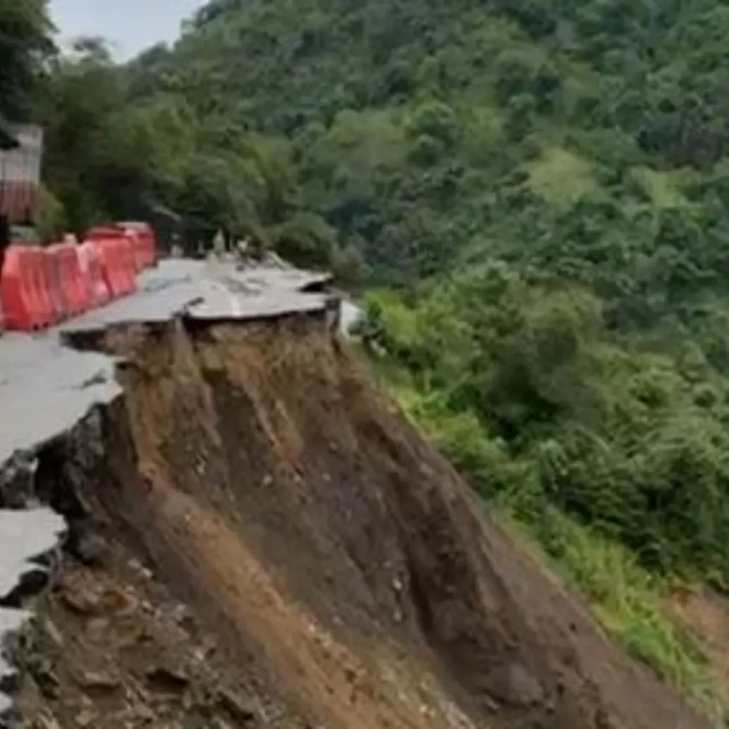 Uno de los tramos más complejos se da en el sector de La Sinifaná en el suroeste. FOTO: Cortesía Denuncias Antioquia.