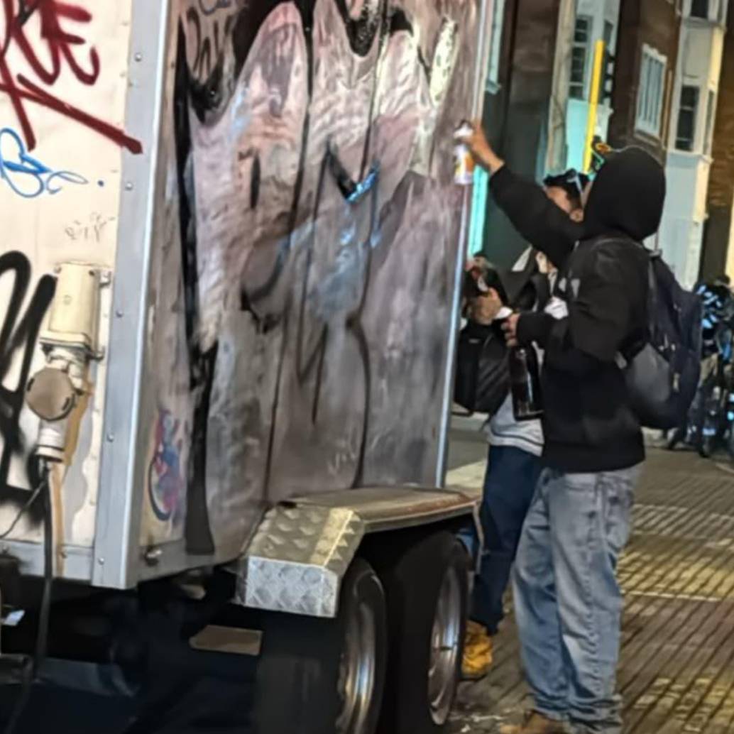 Un grafitero pinta un carro en el parque de Hippies este 11 de junio. Foto: Redes sociales.