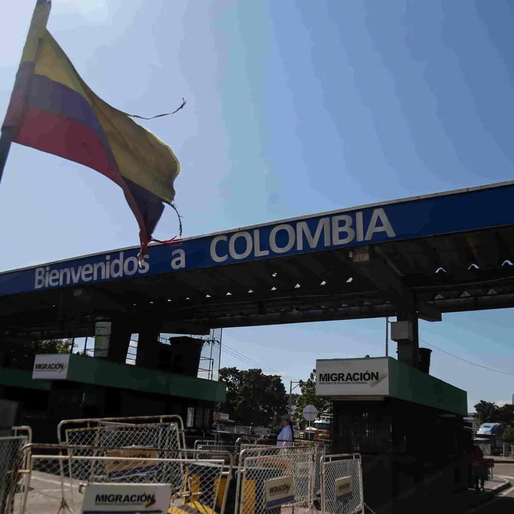 La bandera de Colombia en el puente Internacional Simón Bolívar. FOTO: COLPRENSA.