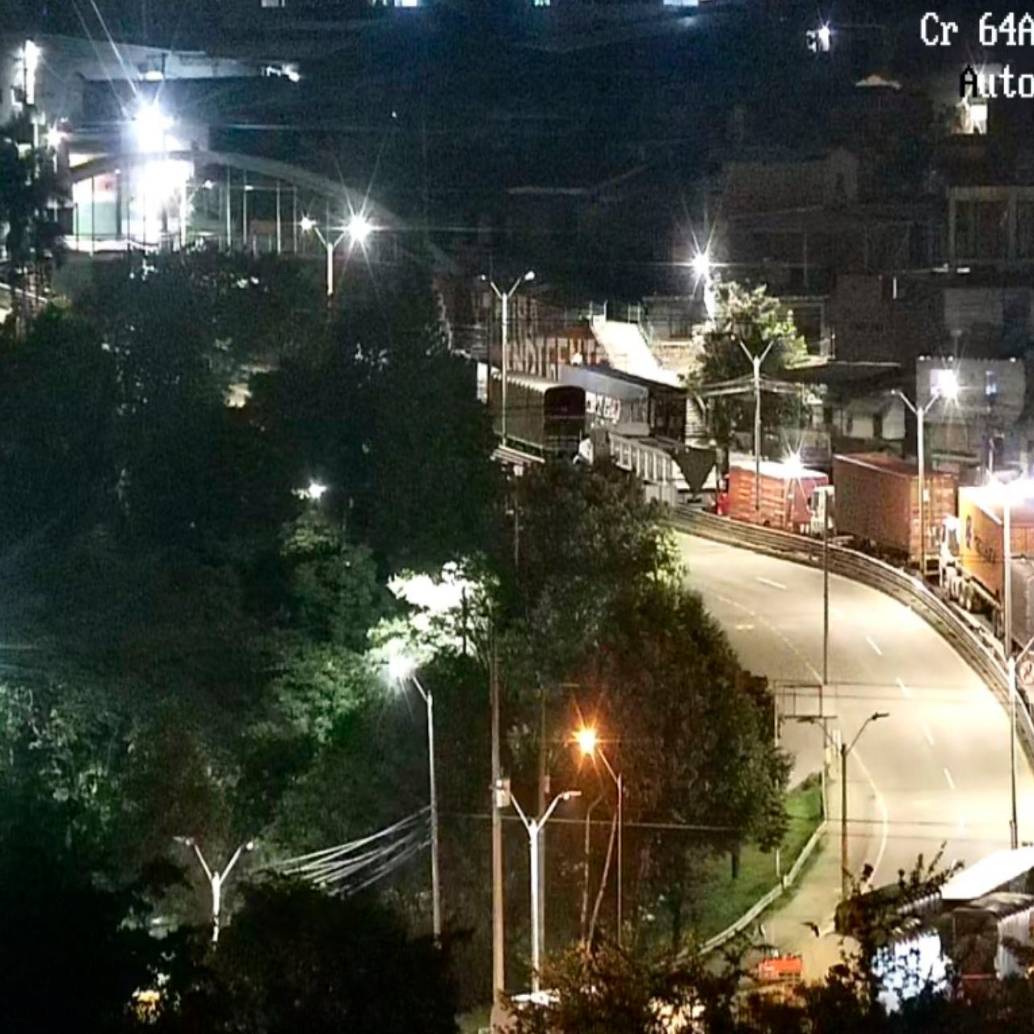 Así lucía la autopista Norte, en el sector de Zamora, en la madrugada de este viernes. Decenas de vehículos quedaron represados por el deslizamiento en la autopista Medellín - Bogotá. FOTO: Tomada de X @sttmed