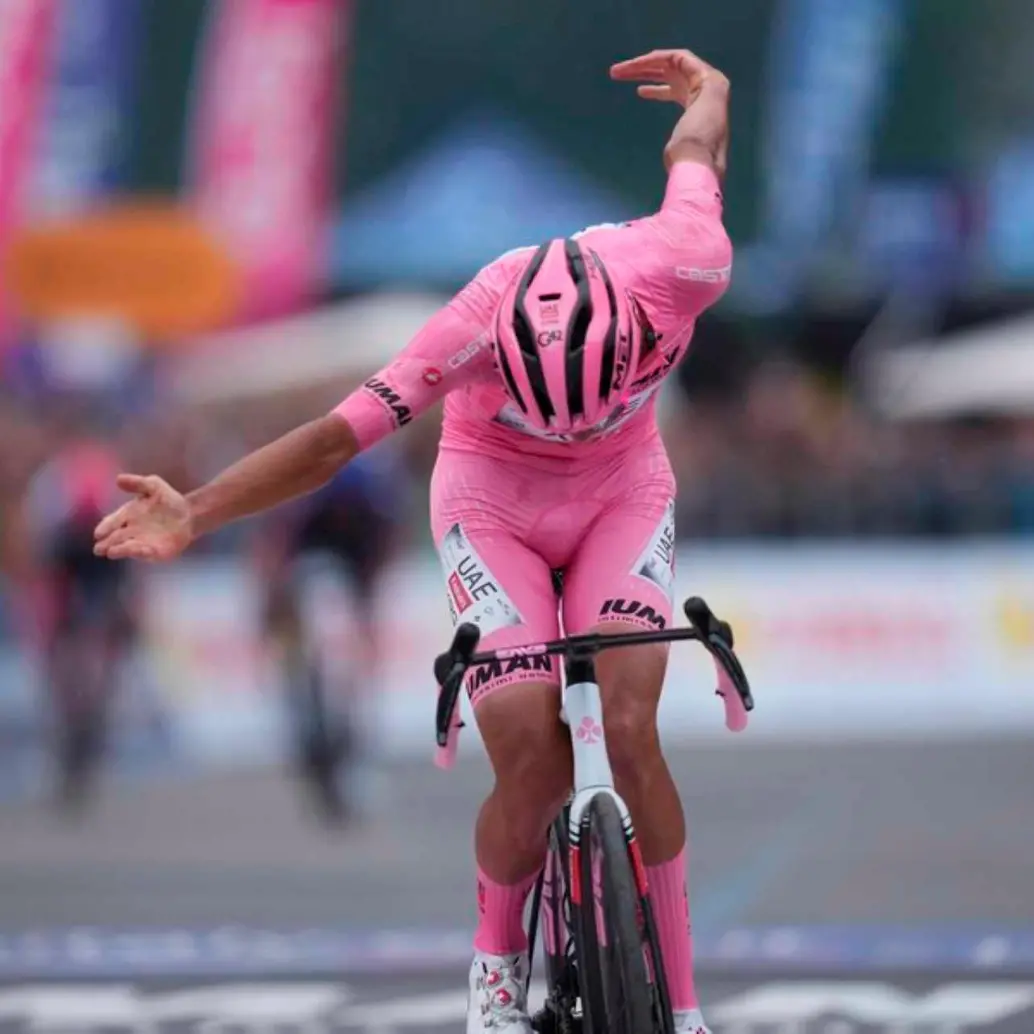 Isaac del Toro celebra su victoria en la etapa 17 del Giro del Italia y se mantiene como líder. FOTO: Tomada de X @giroditalia