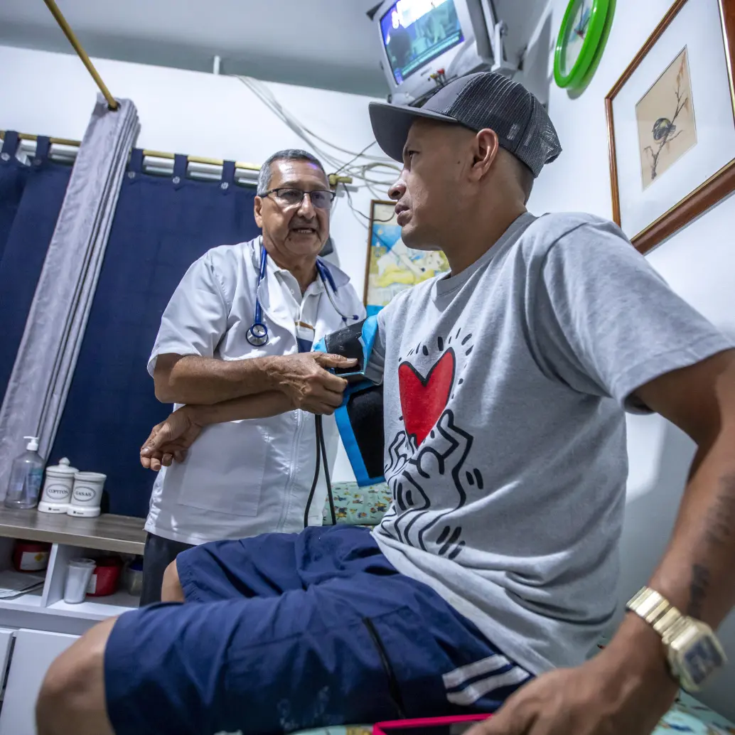 El consultorio del doctor Molina queda en la calle 95A # 40-27, justo al lado del parque Villa Guadalupe, entre Manrique y El Popular 1. También hay servicio particular de odontología. FOTO Julio César Herrera. 