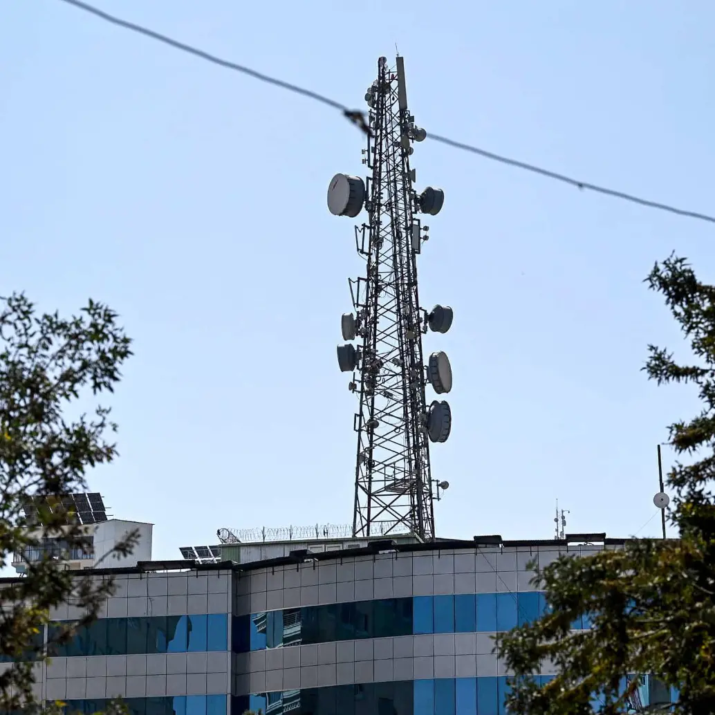 Una de las antenas que ya no funciona en Kabul, capital de Afganistán, por orden de los talibanes. FOTO: AFP