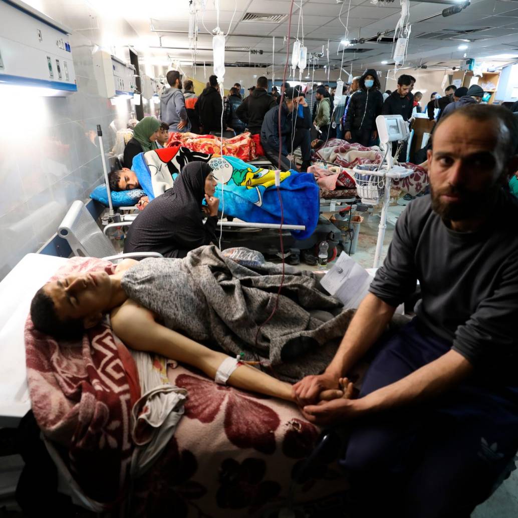 Palestinos heridos reciben tratamiento médico en el Hospital Al-Shifa después de que las fuerzas israelíes abrieran fuego contra palestinos que esperaban camiones de ayuda humanitaria en la calle Al-Rashid. Fotos Getty